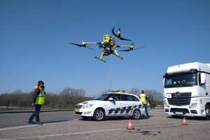 Pareigūnai dronais žadina vairuotojus