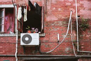 Skambina pavojaus varpais: nuo oro kondicionieriaus užsiliepsnojo butas 