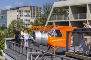 Ant Energetikos muziejaus stogo Vilniuje – interaktyvi lėktuvo „Lituanica“ kopija