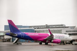 „Wizz Air“ trims mėnesiams stabdo skrydžius į Tel Avivą ir iš jo