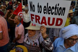 Tunise šimtai žmonių protestavo prieš prezidento konstitucijos projektą