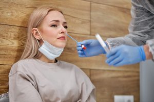 Įvertino mokamą darbuotojų testavimą nuo COVID-19: tik dar labiau didina įtampą