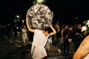Kopti į kalną atbulomis? „Fluxus“ festivalyje tai – įmanoma