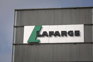 „Lafarge“ už teroristinių grupių palaikymą Sirijoje skirta 778 mln. JAV dolerių bauda