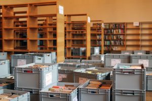 Kauno biblioteka kviečia į knygų persikraustymo akciją: plūstelės gyva grandine perduodamos knygos