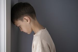 Tėvas įtariamas smurtu prieš sūnų: pradėtas tyrimas dėl skausmo sukėlimo 7 metų berniukui