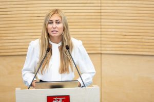 Parlamente – pirmas žingsnis dėl siūlymo leisti moterų pavardes rašyti su galūne –a 