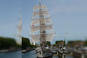 Skelbdamas vasaros pradžią, „Meridianas“ pakėlė bures