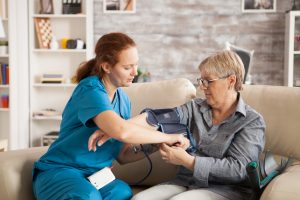 Ambulatorinė slauga namuose: pagalba, padedanti pacientui ilgiau išlikti savarankiškam