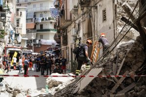 Neapolio priemiestyje sugriuvus trijų aukštų daugiabučio korpusui išgelbėti 3 žmonės