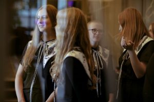 Dizainerė K. Kalinauskaitė apie aprangą teatre ir  aksesuarą NKDT personalo aprangoje