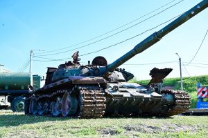 Karo technikos ekspozicijoje – Ukrainoje sunaikintas okupantų tankas T-72B