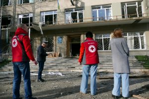 Raudonasis Kryžius siekia išsiaiškinti per karą Ukrainoje dingusių 23 tūkst. žmonių likimą