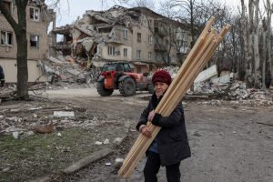 Dar vienas kūnas ištrauktas iš griuvėsių Donecko srities Selydovės mieste