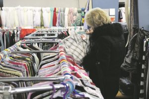 Padėvėtų drabužių rinka: kaupti spintos turinį linkę lietuviai suka link apsivalymo
