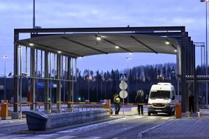 Suomija dėl migrantų antplūdžio iš Rusijos uždaro keturis sienos perėjimo punktus