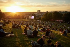 „Kino pavasaris“ vasarą dovanos nemokamus kino seansus po atviru dangumi