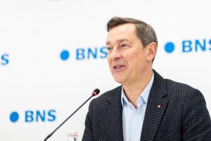 Demokratinėse valstybėse teistų partijų pirmininkai parlamentui nevadovauja