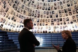 Ministras Holokausto atminimo centre: visada bus žmonių, kurie tamsoje rinksis šviesą