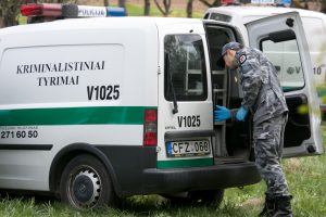 Kauno daugiabučio lindynėje rasti negyvi jos šeimininkas ir nežinomas šio svečias 