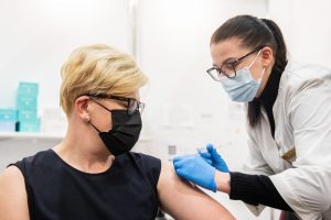 Trečia COVID-19 vakcinos doze leista skiepytis anksčiau: pavyzdį parodė premjerė