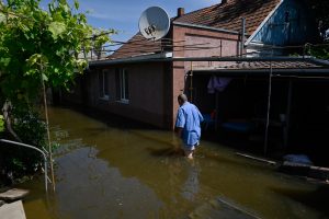 Pareigūnai praneša, kad vanduo užtvindytuose Ukrainos regionuose pamažu slūgsta