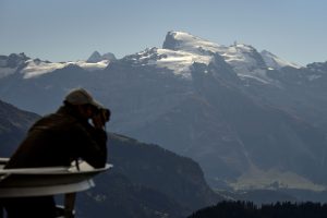 Šveicarijos Alpėse lėktuvas rėžėsi į ledyno viršūnę, žuvo keturi žmonės