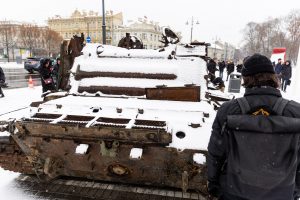 Prie rusų tanko kilo konfliktas: su gėlėmis atėjęs vyras gavo smūgį?