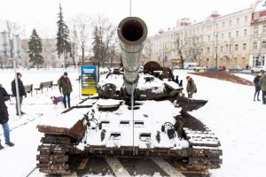 Eksponuoja karo trofėjų: Vilniuje galima pamatyti ukrainiečių sunaikintą rusų tanką