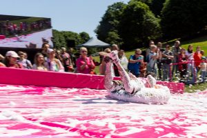 Vilniuje prasidėjo šaltibarščių festivalis – įtraukė rožinių pramogų sūkurys