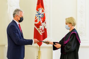 Prezidentas priėmė aštuonių naujai paskirtų teisėjų priesaikas