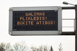 Sostinės kelininkai įspėja: pirmadienio rytą Vilniuje galimas plikledis