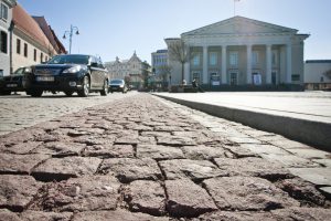 Patarimai, kaip važiuoti akmenimis grįsta danga