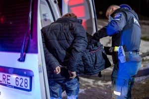Kaunietis siautėjo bute: grasino policijai ginklu, jei bandys užeiti