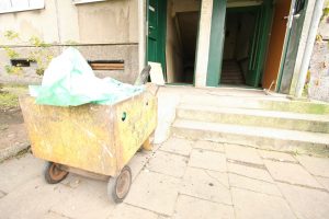 Kaunietis tvarkė rūsį ir rado paslėptą maišą: jame – ginklas ir šoviniai