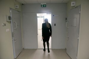 Nuteistajam padėjusi Lietuvos kalėjimų tarnybos pareigūnė įtariama piktnaudžiavimu