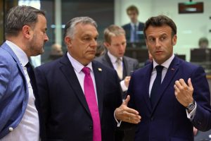 Vengrija sutiko: ES lyderiai sutarė uždrausti kone visą rusiškos naftos importą