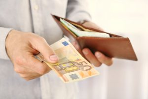 Seimo komitetas siūlo uždrausti atsiskaitymus grynaisiais virš 3 tūkst. eurų