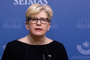 Premjerė sako, kad ją glumina teisėjų, prokurorų nenoras turėti bendrą algų sistemą