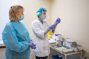 Omikron atmainai pritaikytų 100 tūkst. vakcinos dozių Lietuvą pasieks šią savaitę