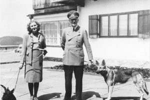 Kolekcininkas tikina radęs nuogos A. Hitlerio meilės E. Braun nuotraukas