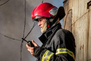 Vilniaus rajone degė ūkinis pastatas: šiene rastas sudegęs žmogus