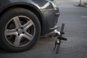 Pėsčiųjų perėjoje – paspirtukininko ir automobilio susidūrimas: nepilnametis pristatytas į ligoninę