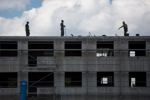 Vilniuje nuo griaunamo pastato nukrito ir susižalojo darbininkas