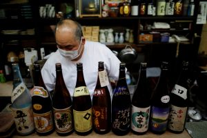 Japonijos žinutė jaunuoliams: gerkite daugiau alkoholio!