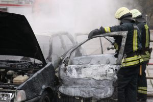Marijampolėje sudegė krovininiame automobilyje buvusi „Opel Zafira“