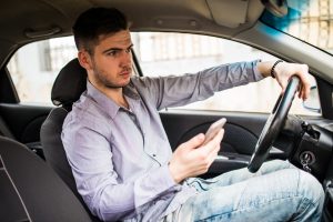 Telefonu naudojęsis pavežėjas, pasirodo, išvis neturėjo teisės vairuoti