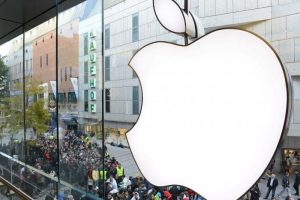 „Apple“ kas savaitę medikams išsiuntinės 1 mln. veido skydelių