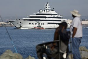 JAV areštuota rusų oligarcho superjachta „Amadea“ atplaukė į San Diego įlanką