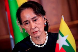 Nušalinta Mianmaro lyderė nuteista už korupciją ir įkalinta iš viso 33 metams